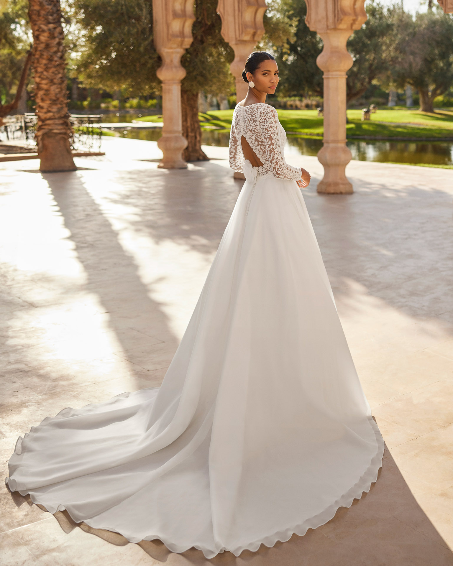 Rückenansicht Brautkleid A-Linie Langarm H9501