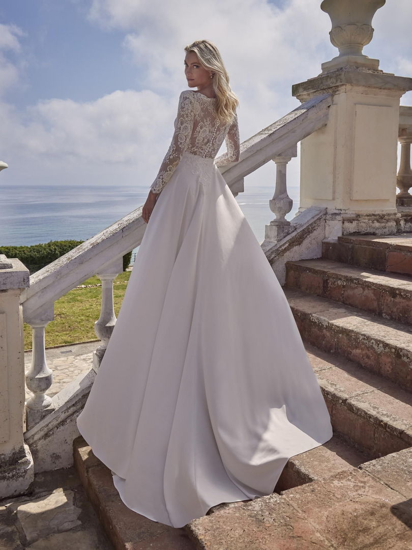 Rückenansicht Brautkleid Fließend Hochgeschlossen H9673
